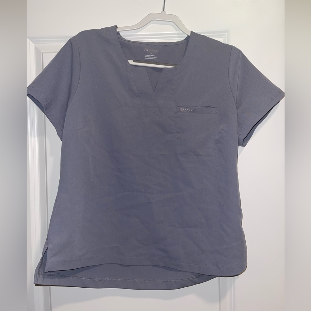 Jannuu grey women’s scrubs. NWOT. paid $80 from website. super comfy and cute!!